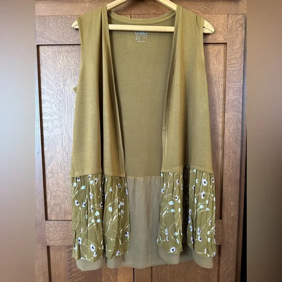 Logo open vest. Olive green and lavender. Size XS. - Picture 2 of 14